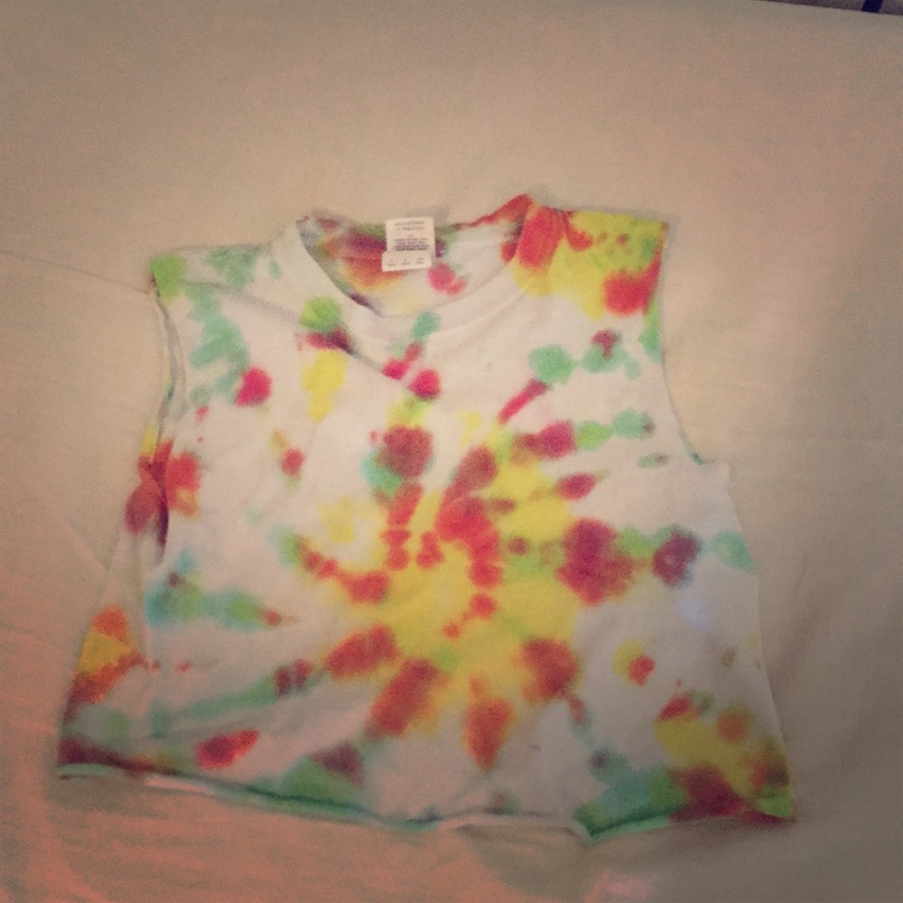 Sleeves are cut out, tie tide, crop top